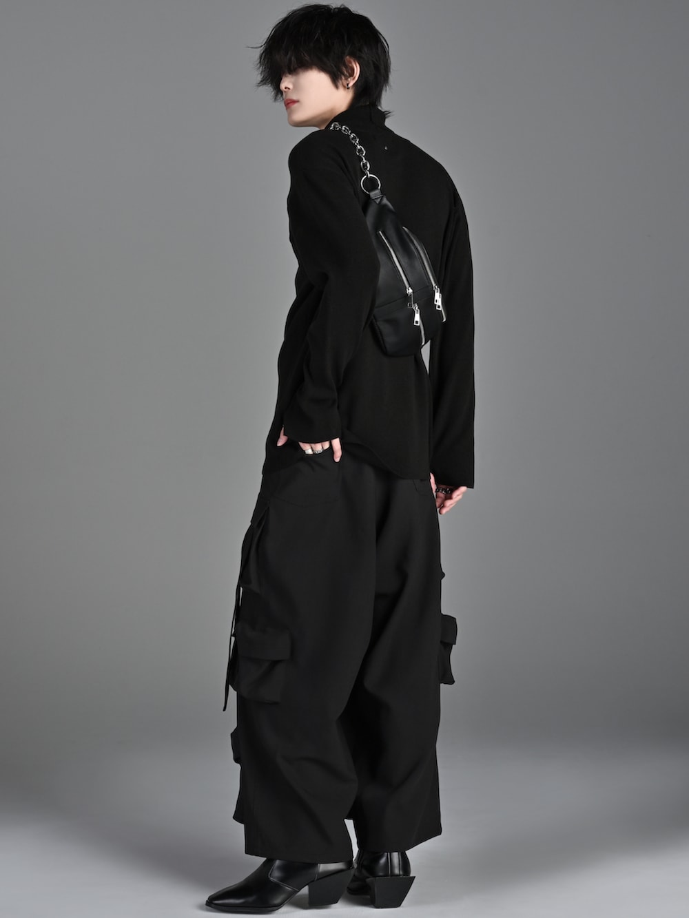 ブラック系のボディバッグ/ウエストポーチ、ブラック系のブーツ、ブラック系のパンツを着用したメンズの冬コーディネートの2枚目の写真