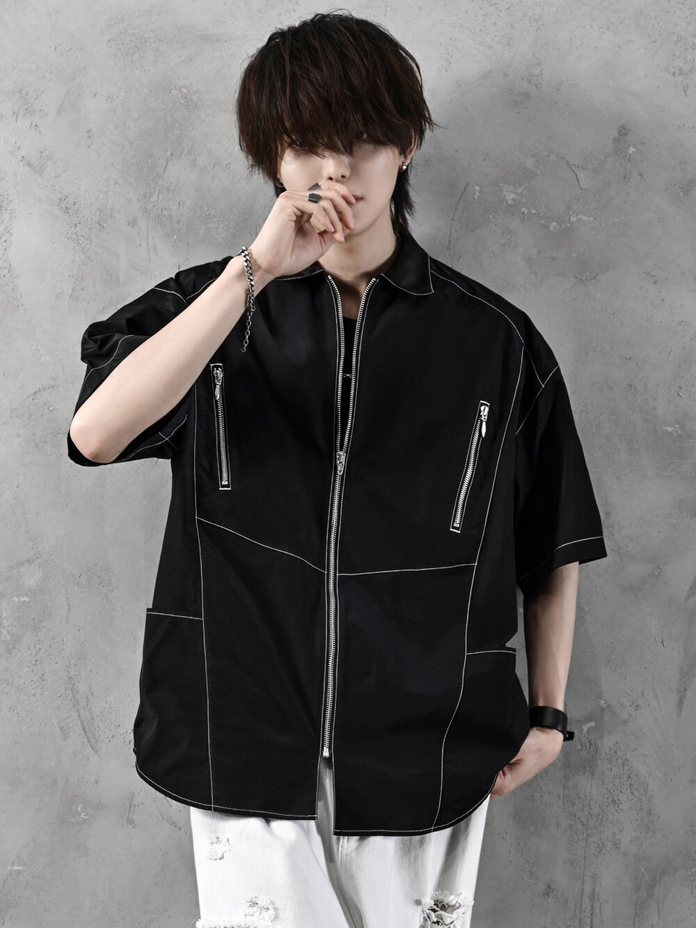 ブラック系のタンクトップ、ホワイト系のデニムパンツ、ブラック系のショルダーバッグを着用したメンズの春コーディネートの3枚目の写真