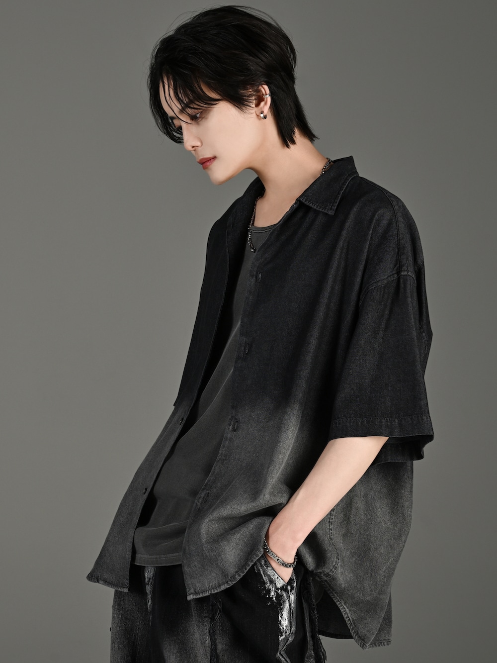 ブラック系のシャツ/ブラウス、ブルー系のタンクトップ、ブラック系のその他パンツを着用したメンズの夏コーディネートの3枚目の写真