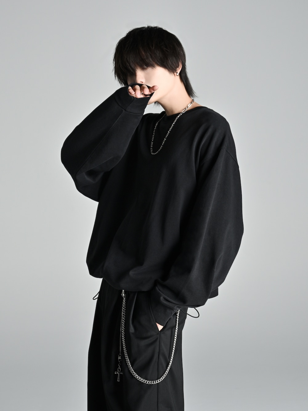 ブラック系のバッグ、ブラック系のスニーカー、ブラック系のTシャツ/カットソーを着用したメンズの秋コーディネートの3枚目の写真