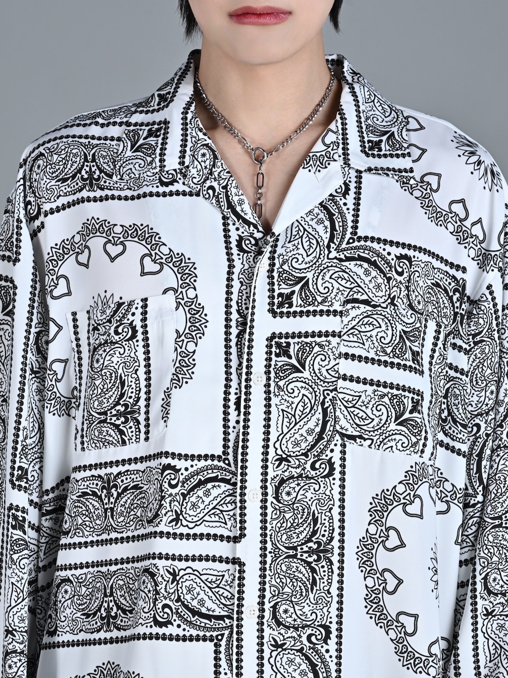 ホワイト系のスニーカー、ホワイト系のシャツ/ブラウス、ブラック系のデニムパンツを着用したメンズの冬コーディネートの3枚目の写真