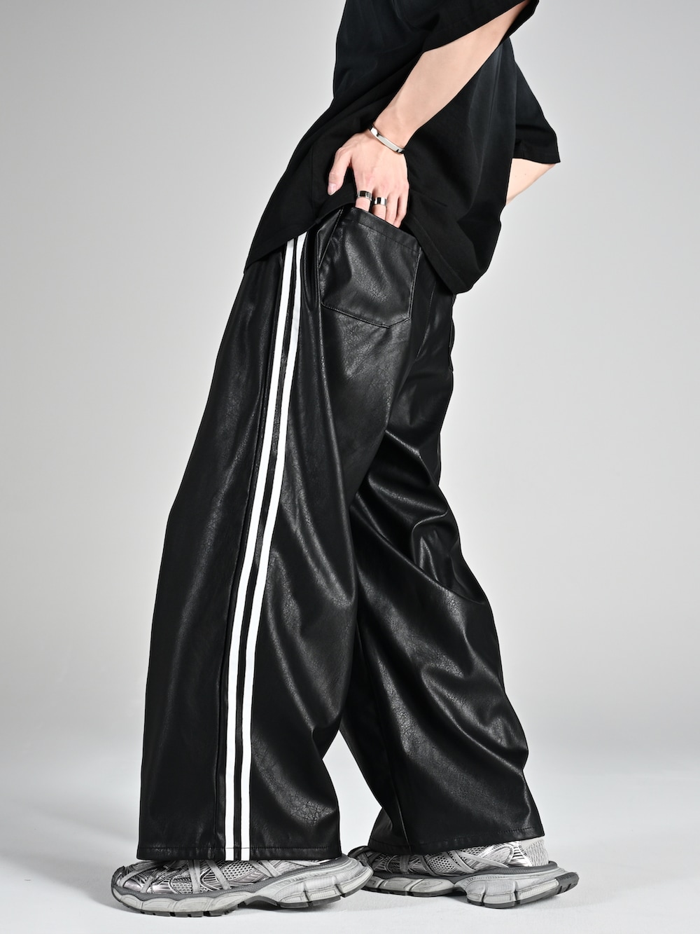 ブラック系のTシャツ/カットソー、グレー系のスニーカー、ブラック系のその他パンツを着用したメンズの夏コーディネートの3枚目の写真