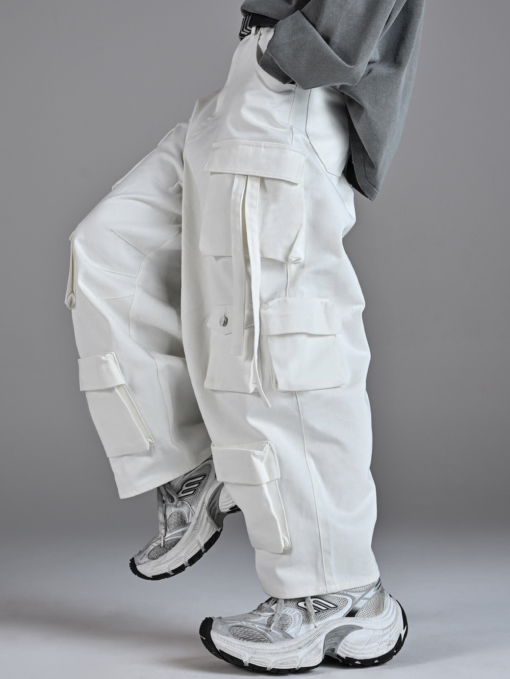 ホワイト系のスニーカー、ブラック系のショルダーバッグ、グレー系のTシャツ/カットソーを着用したメンズの秋コーディネートの3枚目の写真