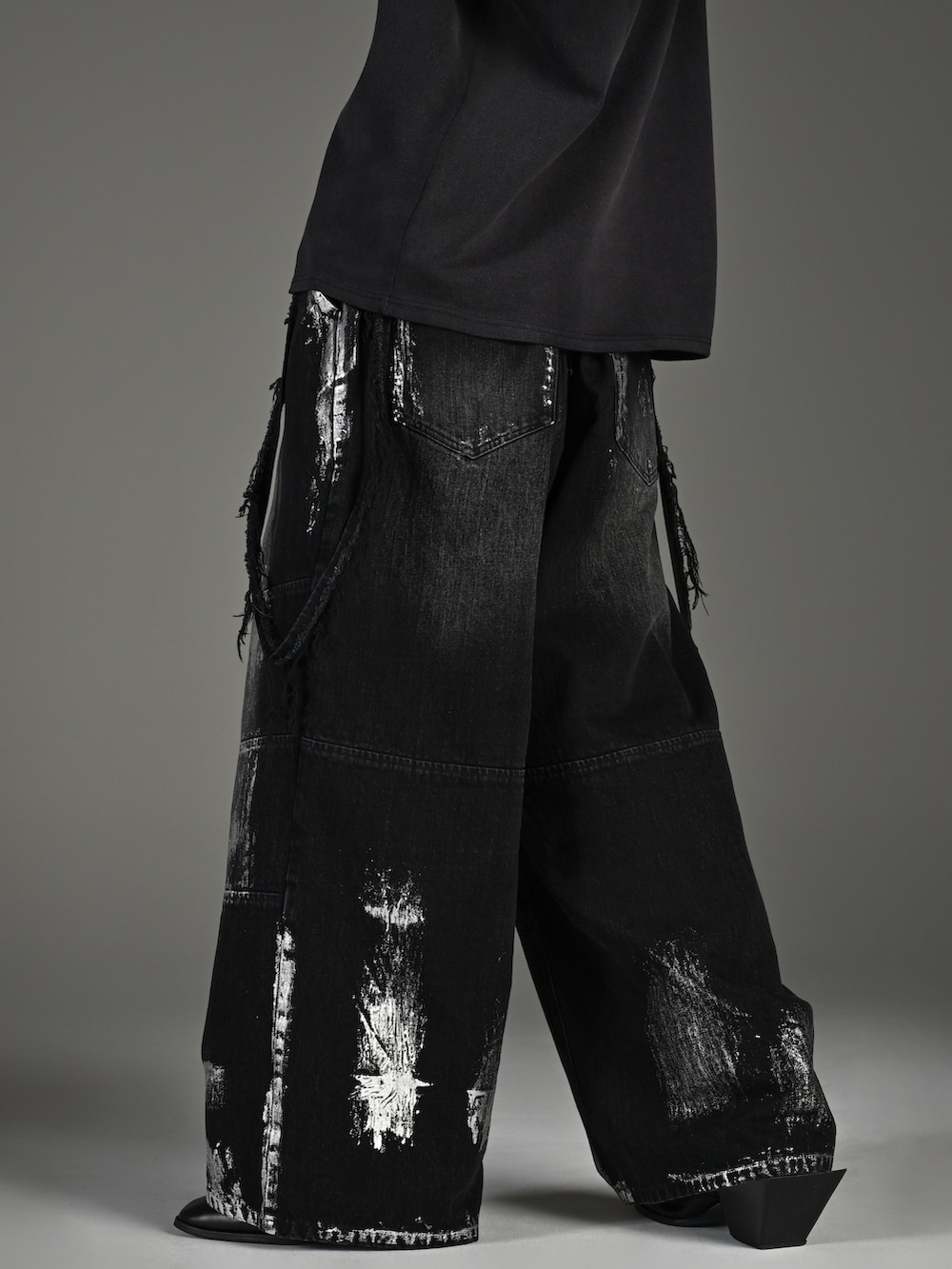 ブラック系のショルダーバッグ、ブラック系のブーツ、ブラウン系のTシャツ/カットソーを着用したメンズの春コーディネートの5枚目の写真