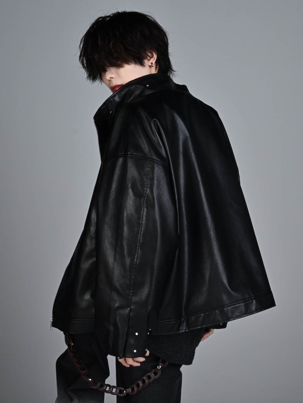 ブラック系のブーツ、ブラック系のその他パンツ、グレー系のニット/セーターを着用したメンズの秋コーディネートの3枚目の写真