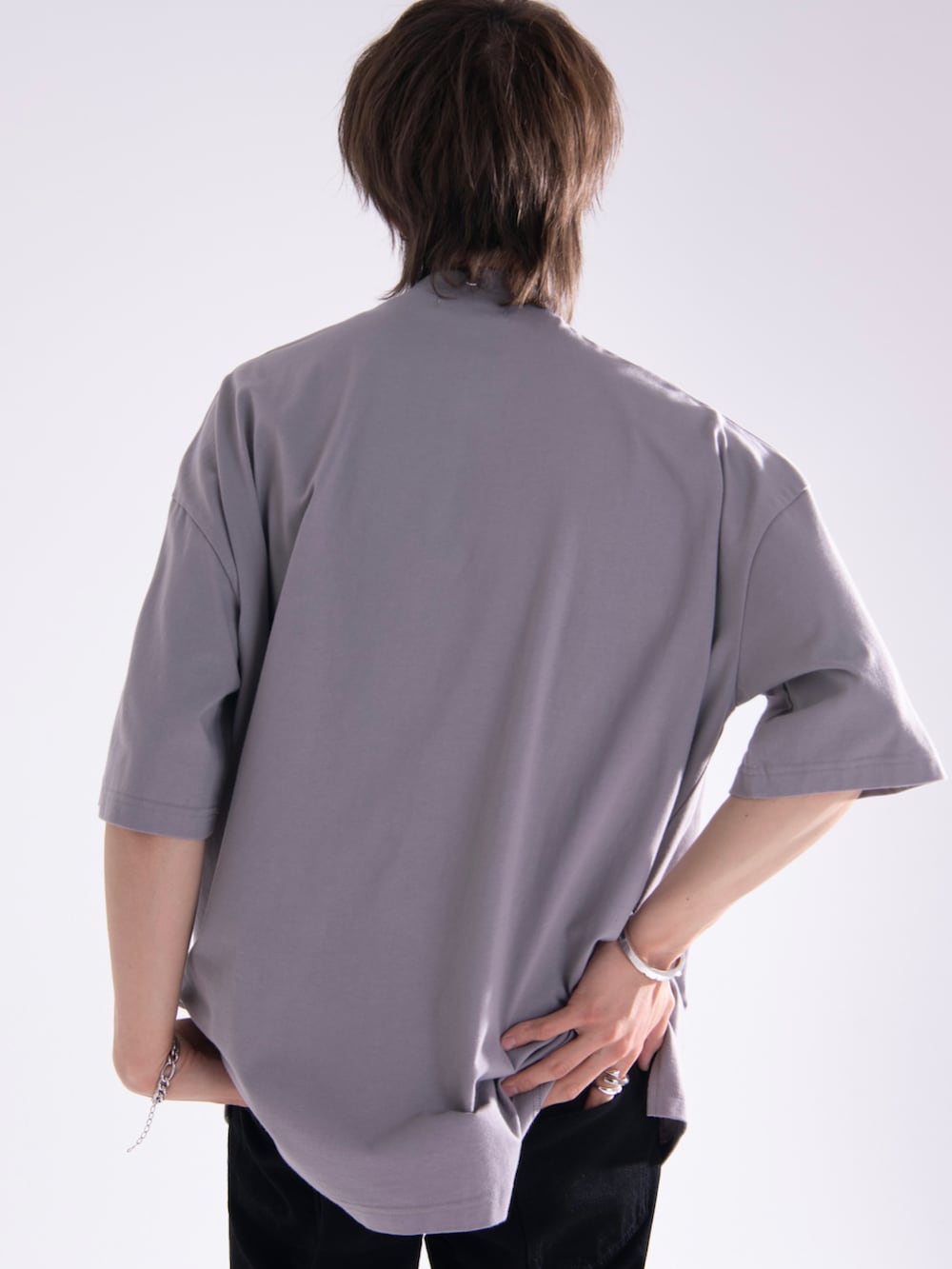 ホワイト系のデニムパンツ、ブラック系のスニーカー、ブラック系のTシャツ/カットソーを着用したメンズの春コーディネートの3枚目の写真