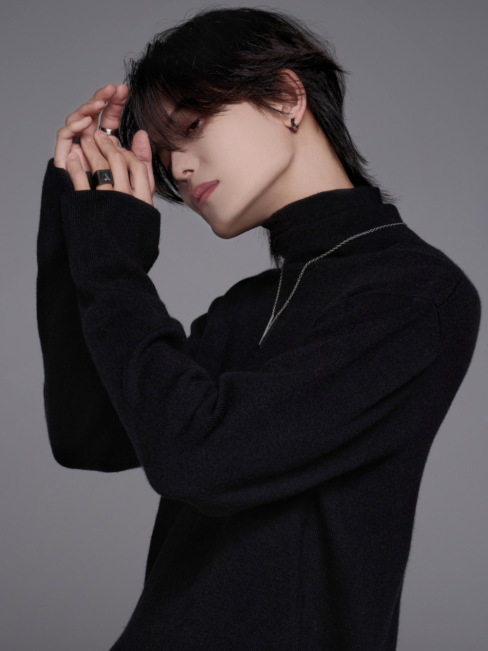 ブラック系のデニムパンツ、ブラック系のブーツ、ブラック系のニット/セーターを着用したメンズの秋コーディネートの2枚目の写真