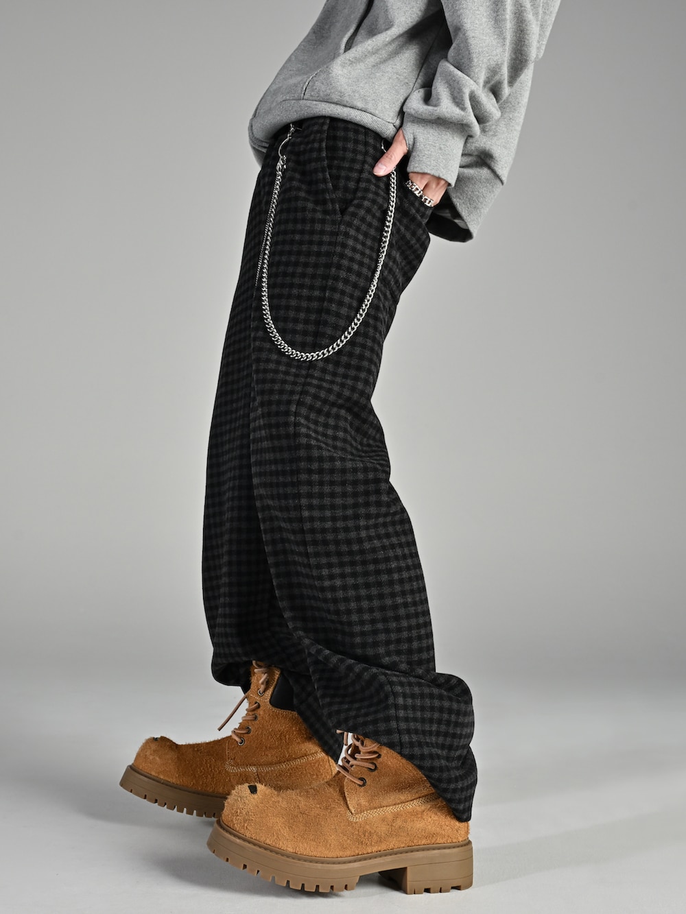 ブラック系のテーラードジャケット、ブラック系のスラックス、ブラック系のショルダーバッグを着用したメンズの秋コーディネートの4枚目の写真