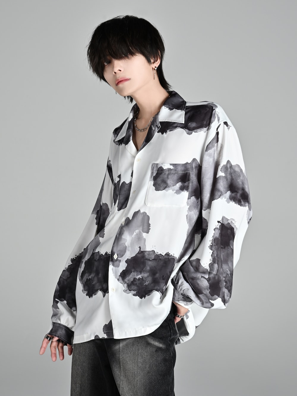 ブラック系のその他パンツ、ブラック系のローファー、ホワイト系のシャツ/ブラウスを着用したメンズの夏コーディネートの2枚目の写真