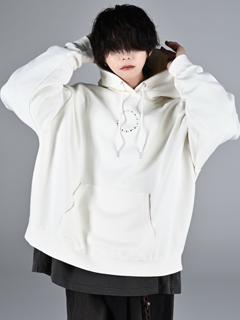 ホワイト系のスニーカー、ブラック系のショルダーバッグ、グレー系のTシャツ/カットソーを着用したメンズの秋コーディネートの4枚目の写真