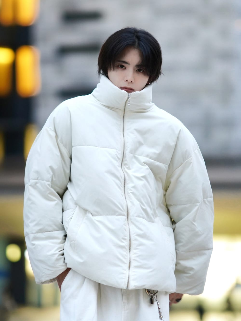 「秋冬コーデ、adrer、ビッグシルエット、プチプラ、オールホワイト、ホワイト、未来のWEARISTAプロジェクト、FILA、ダッドスニーカー、厚底シューズ、白スニーカー、冬コーデ、ストリート、白デニム、デニム」|「ADRERの【ADRER】ヴィンテージメイクワイドテーパードデニム(デニムパンツ、ホワイト系)」を使った、犬飼京 inukai keiさん(メンズ・183cm)の秋コーディネートの4枚目の写真