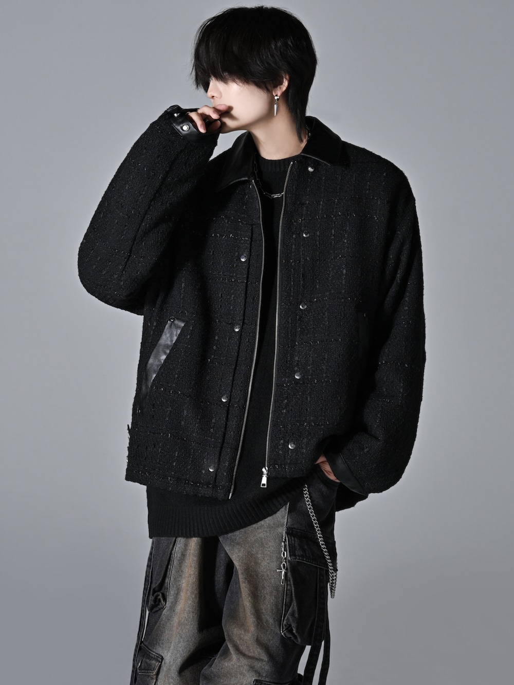 ブラック系のブルゾン、ブラック系のカーゴパンツ、ブラック系のローファーを着用したメンズの秋コーディネートの2枚目の写真