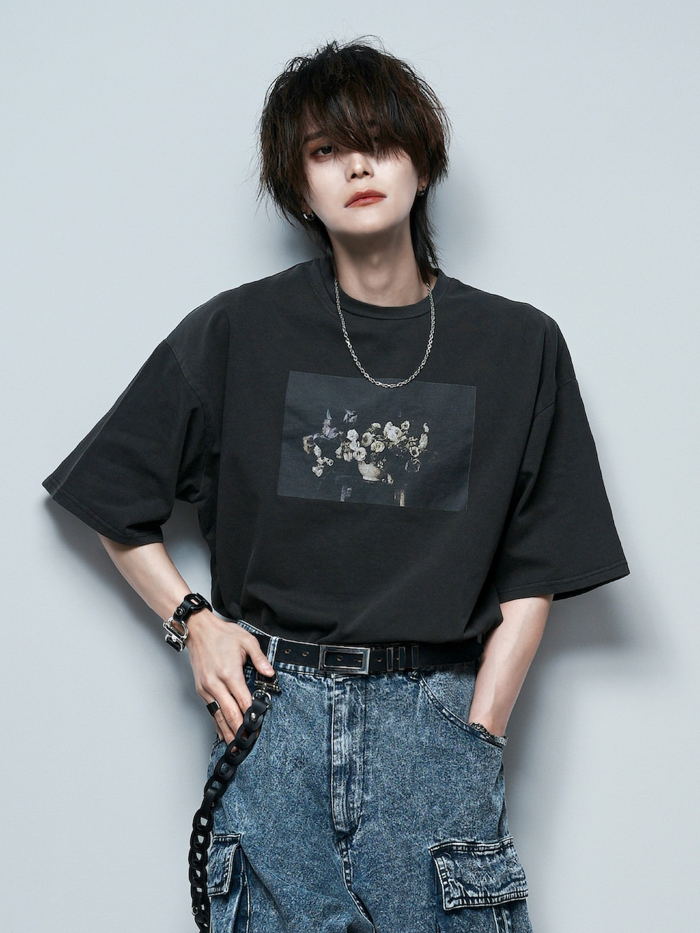 ホワイト系のタンクトップ、ブルー系のカーゴパンツ、ブラック系のTシャツ/カットソーを着用したメンズの夏コーディネートの2枚目の写真