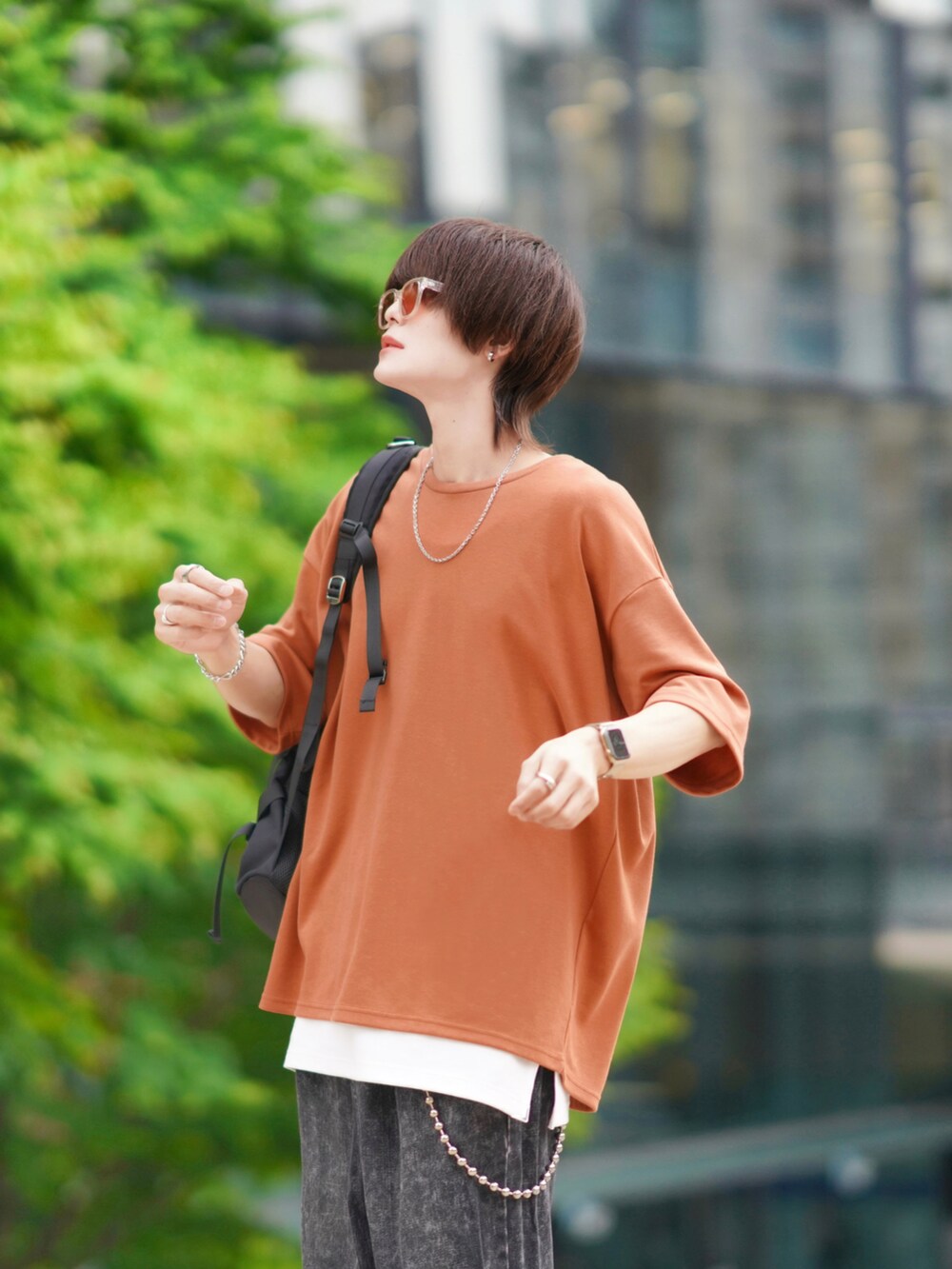 ブラック系のデニムパンツ、ホワイト系のタンクトップ、ブラック系のサンダルを着用したメンズの春コーディネートの4枚目の写真