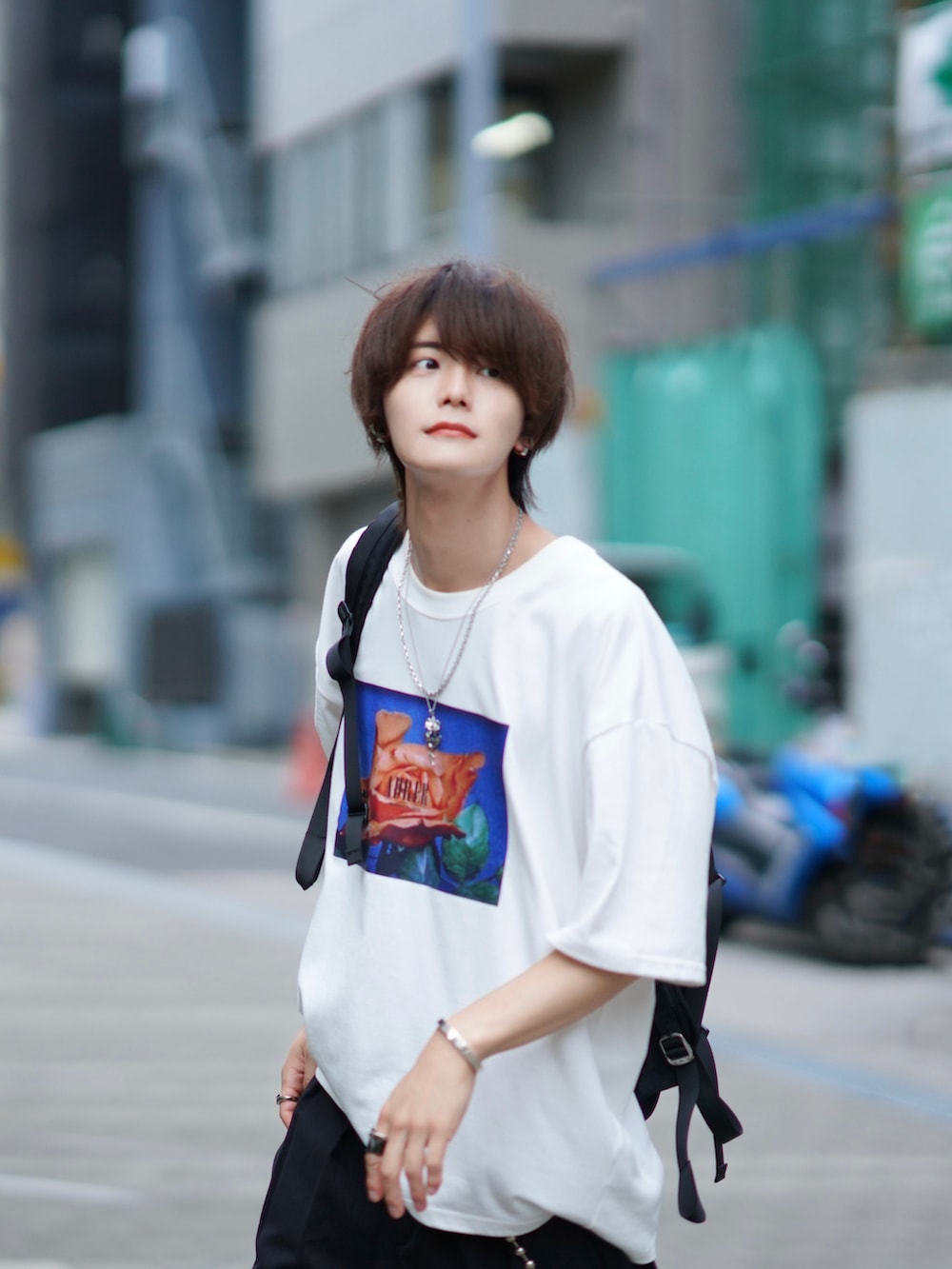 ブラック系のその他パンツ、ブラック系のスニーカー、ブラック系のバックパック/リュックを着用したメンズの夏コーディネートの2枚目の写真