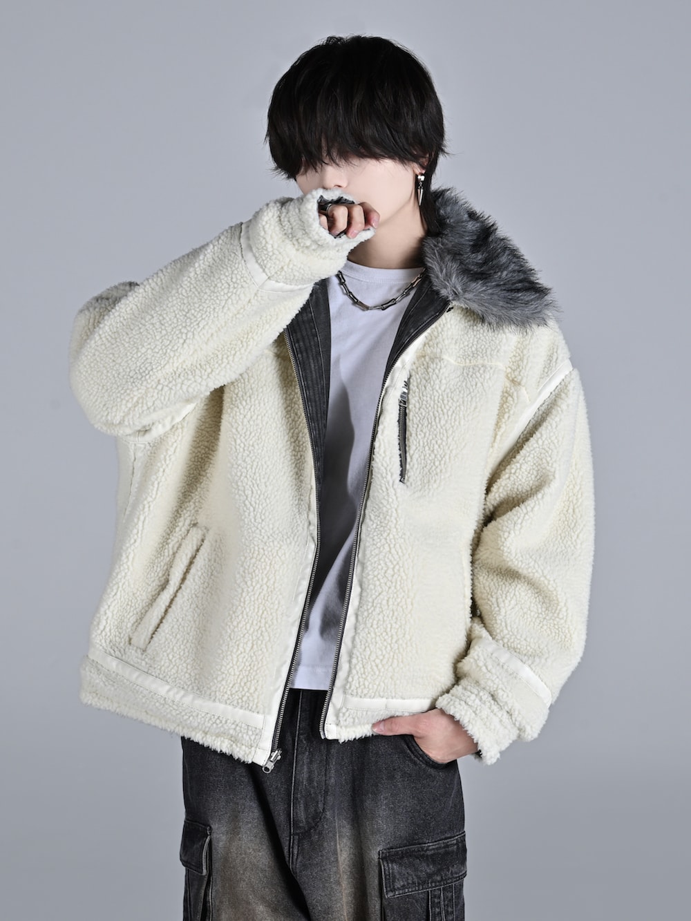 ホワイト系のTシャツ/カットソー、ブラック系のブルゾン、ブラック系のカーゴパンツを着用したメンズの秋コーディネートの2枚目の写真