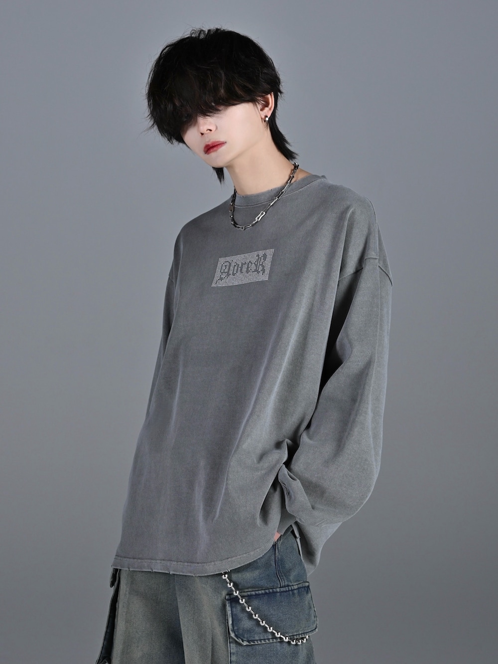 ブラック系のブーツ、ブラック系のショルダーバッグ、グレー系のTシャツ/カットソーを着用したメンズの冬コーディネートの5枚目の写真