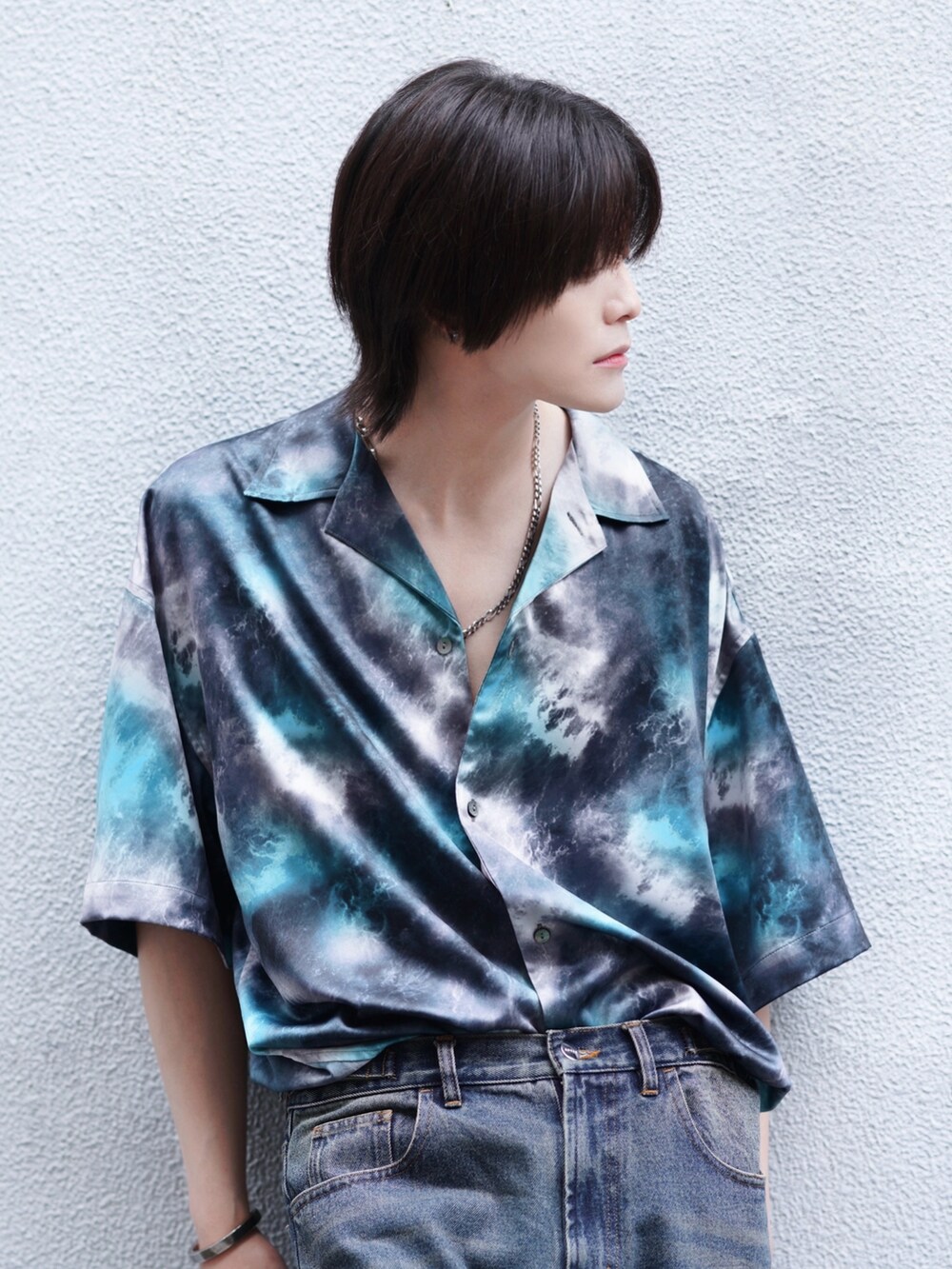 ブラック系のブーツ、ブルー系のシャツ/ブラウス、ブルー系のデニムパンツを着用したメンズの春コーディネートの2枚目の写真