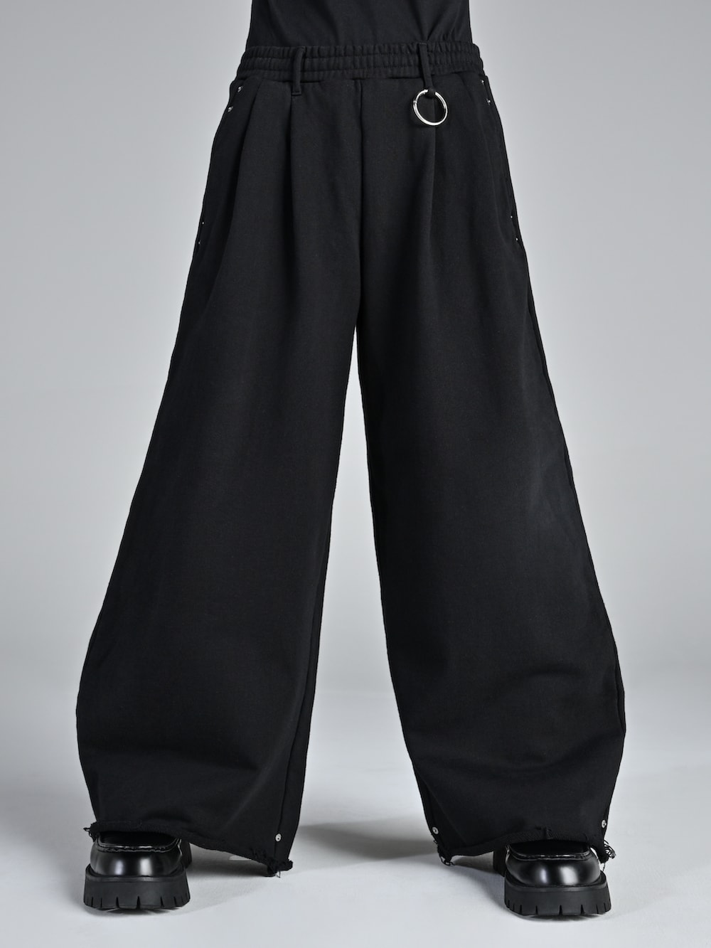 ブラック系のローファー、ブラック系のショルダーバッグ、ブラック系のブルゾンを着用したメンズの冬コーディネートの4枚目の写真