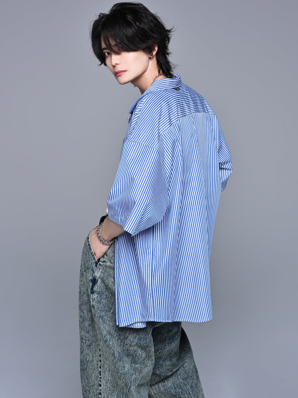 その他のシャツ/ブラウス、ホワイト系のタンクトップ、ベージュ系のデニムパンツを着用したメンズの春コーディネートの4枚目の写真