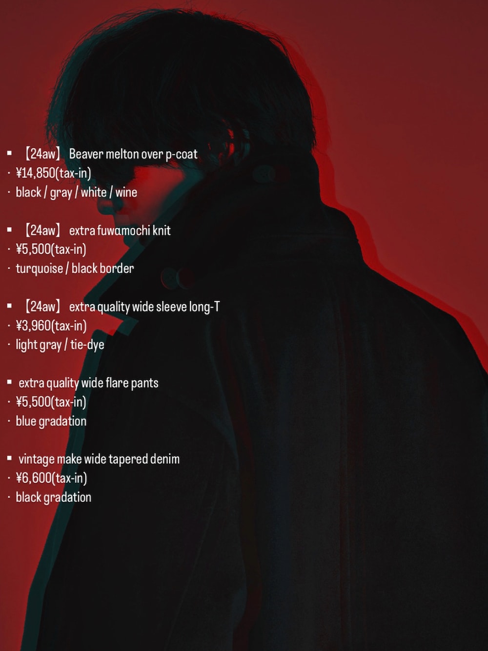 ブラック系のカーゴパンツ、ブラック系のブーツ、ブラック系のショルダーバッグを着用したメンズの秋コーディネートの5枚目の写真