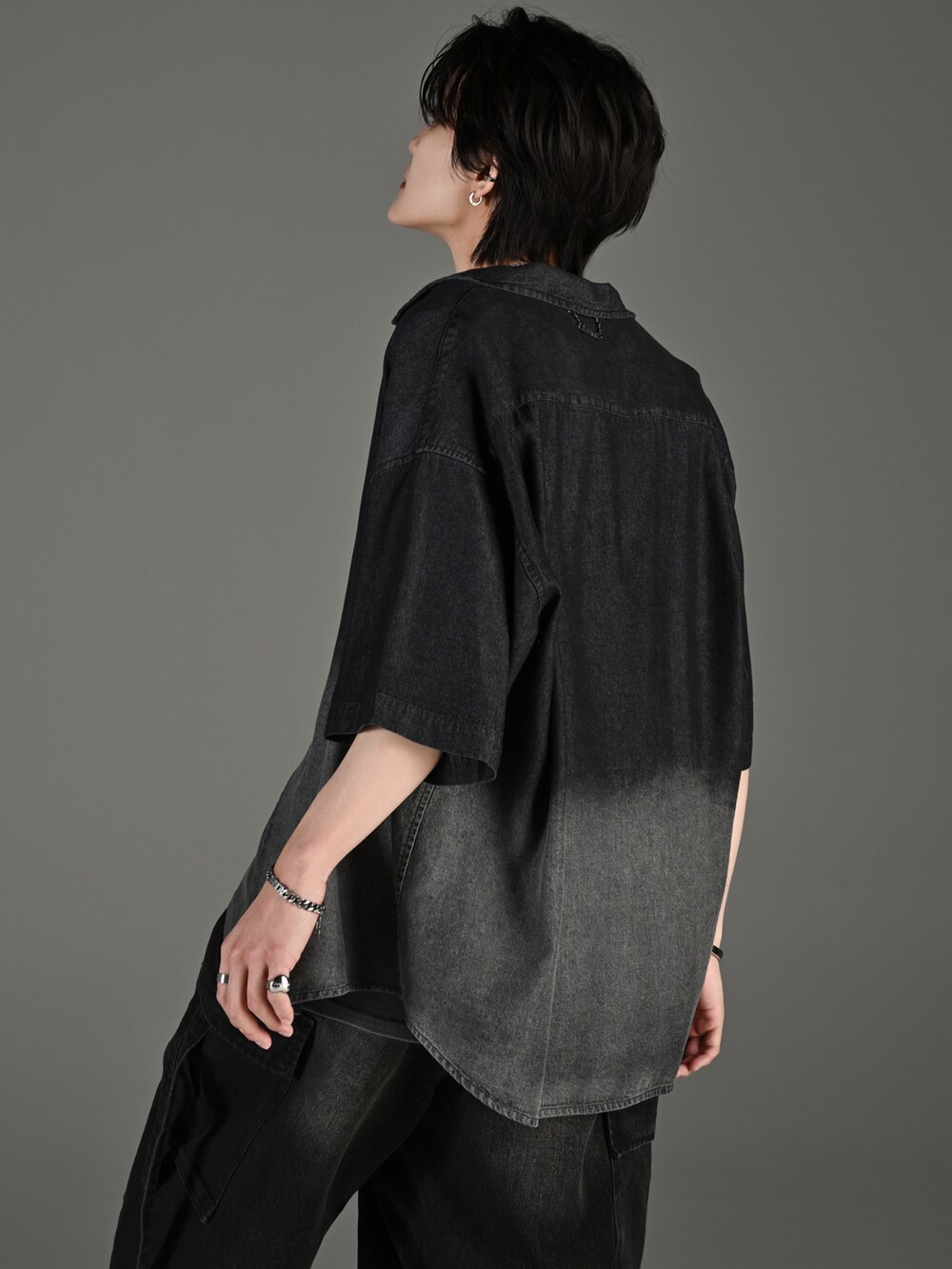 ホワイト系のスニーカー、ブルー系のタンクトップ、ブラック系のシャツ/ブラウスを着用したメンズの春コーディネートの5枚目の写真