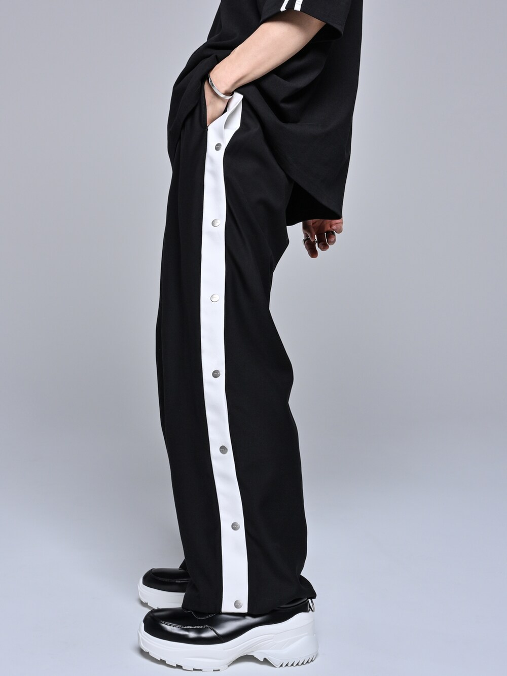 ホワイト系のタンクトップ、ホワイト系のスニーカー、ホワイト系のその他パンツを着用したメンズの春コーディネートの4枚目の写真