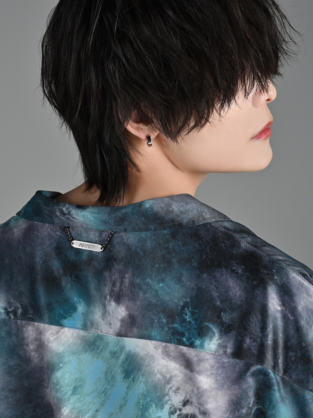 ブルー系のシャツ/ブラウス、ブラック系のデニムパンツ、ブラック系のスニーカーを着用したメンズの夏コーディネートの4枚目の写真