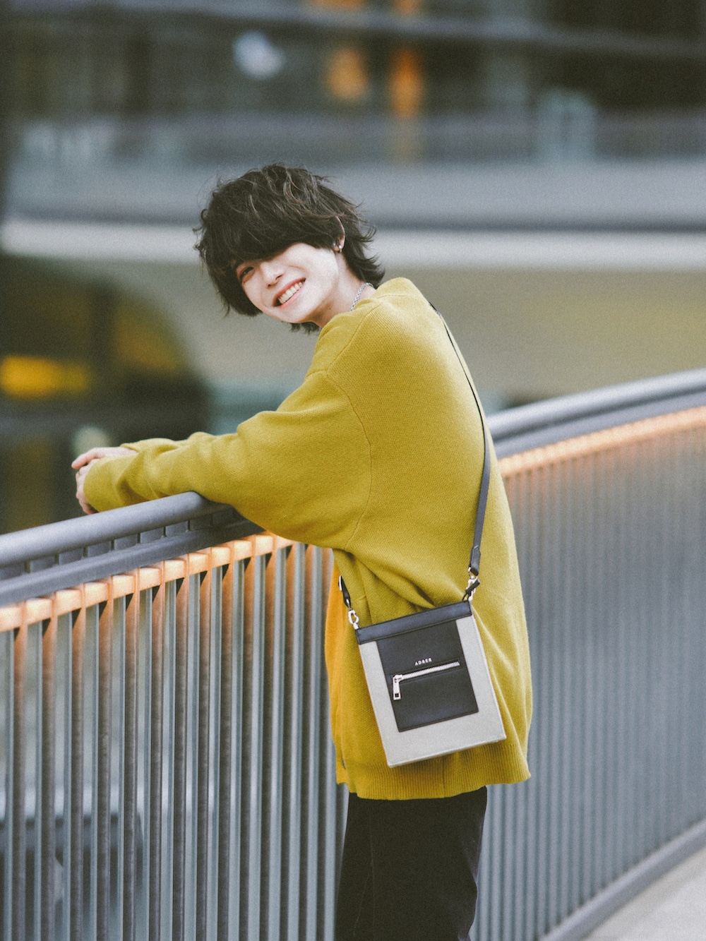 ブルー系のデニムパンツ、ブルー系のシャツ/ブラウス、イエロー系のカーディガン/ボレロを着用したメンズの秋コーディネートの4枚目の写真