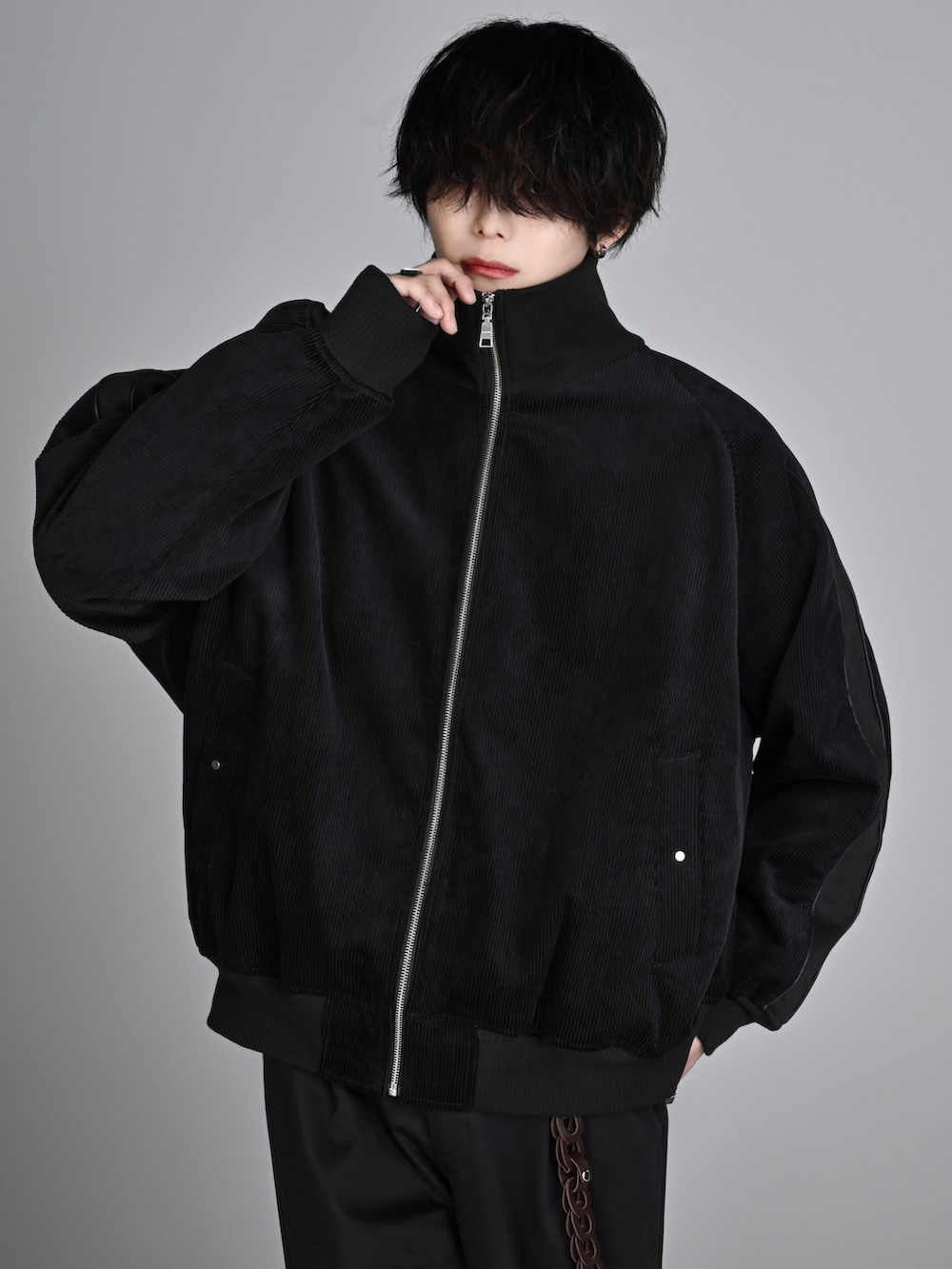 ブラック系のスラックス、ブラック系のブーツ、ブラック系のブルゾンを着用したメンズの秋コーディネートの3枚目の写真