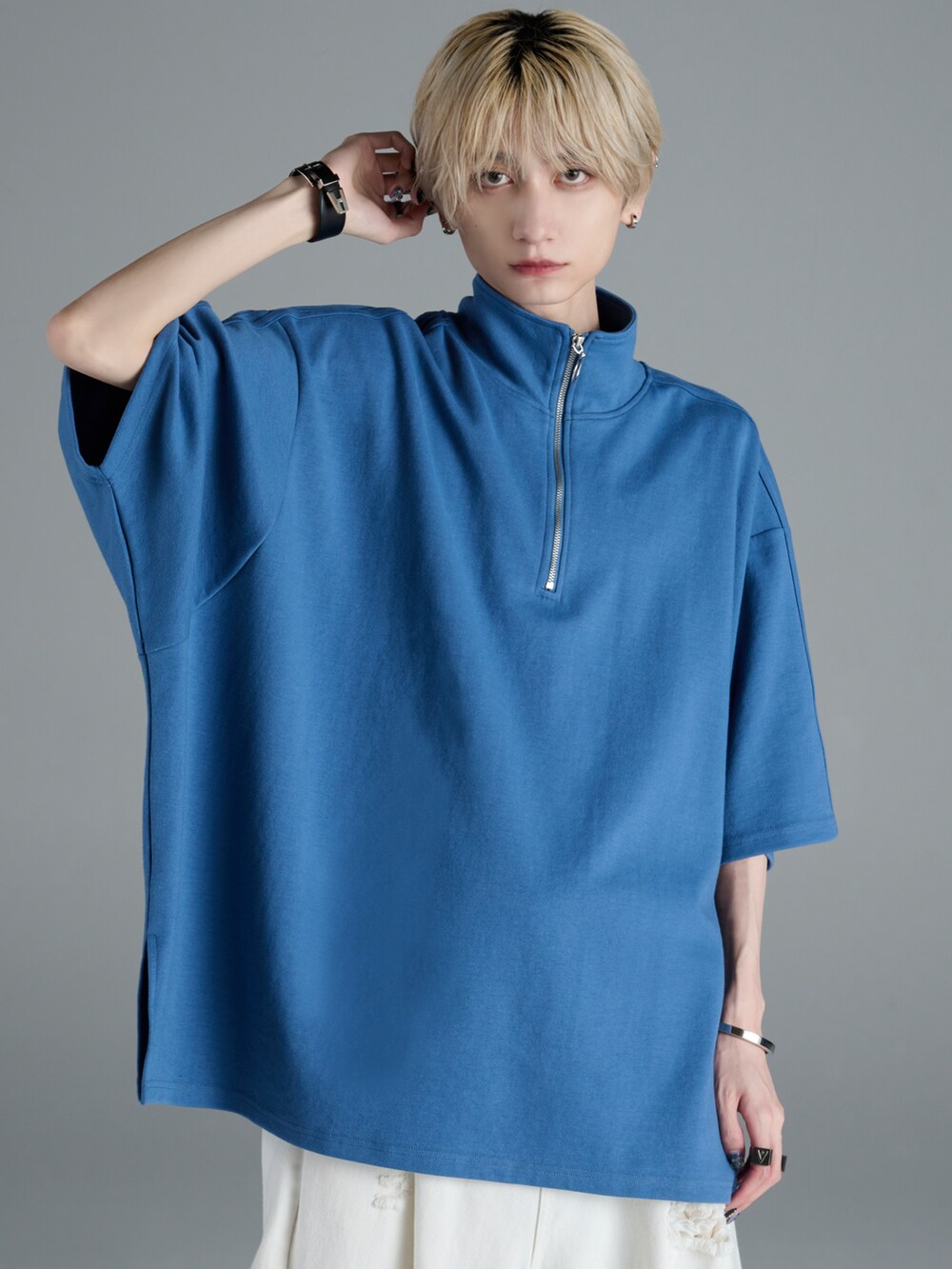 ブラック系のデニムパンツ、ホワイト系のスニーカー、ブラック系のショルダーバッグを着用したメンズの春コーディネートの3枚目の写真