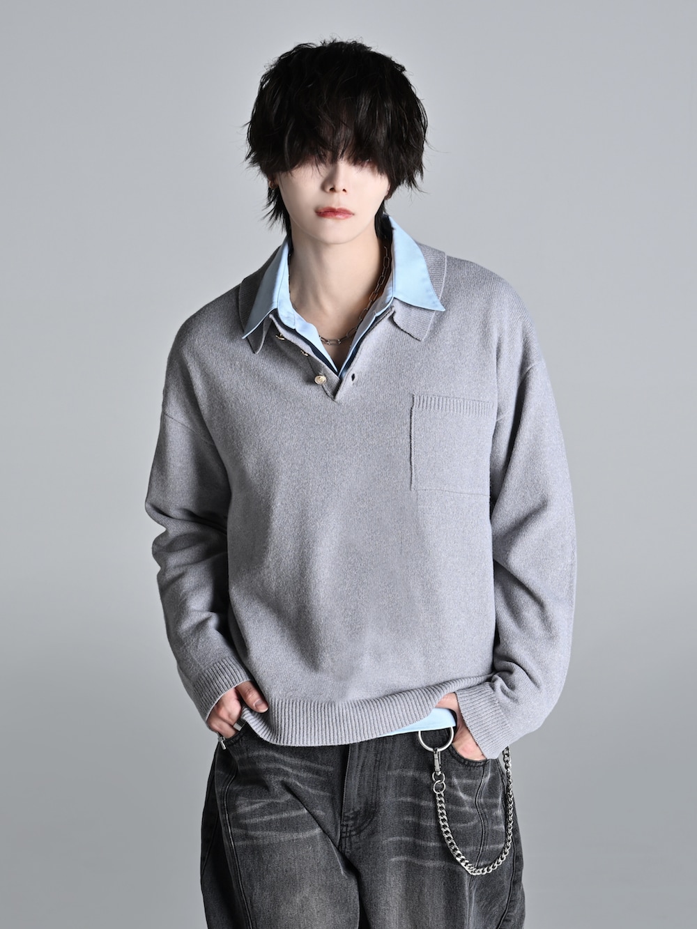 ブラック系のショルダーバッグ、ホワイト系のスニーカー、グレー系のニット/セーターを着用したメンズの冬コーディネートの2枚目の写真