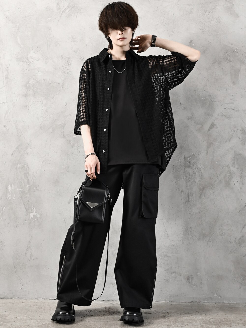 ブラック系のタンクトップ、ブラック系のシャツ/ブラウス、シルバー系のピアス（両耳用）を着用したメンズの春コーディネートの4枚目の写真