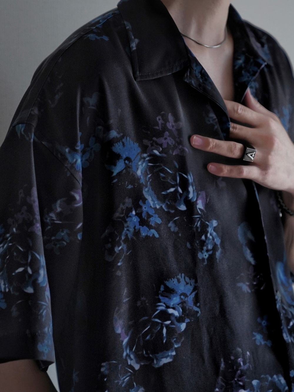 ブラック系のシャツ/ブラウス、ホワイト系のタンクトップ、ブルー系のカーゴパンツを着用したメンズの春コーディネートの2枚目の写真