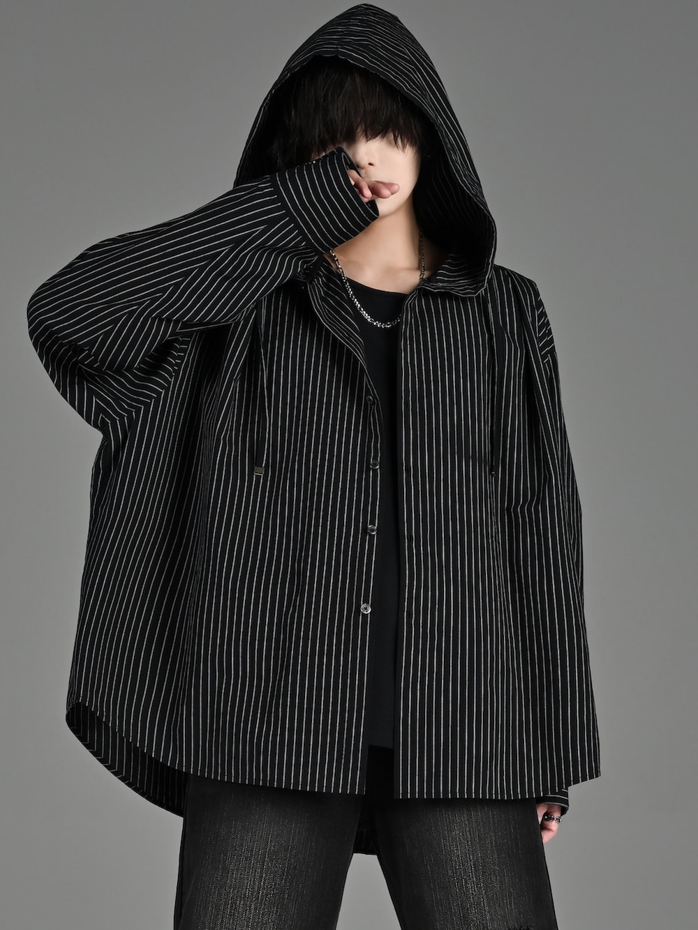 レッド系のタンクトップ、ホワイト系のスニーカー、ブラック系のシャツ/ブラウスを着用したメンズの春コーディネートの3枚目の写真