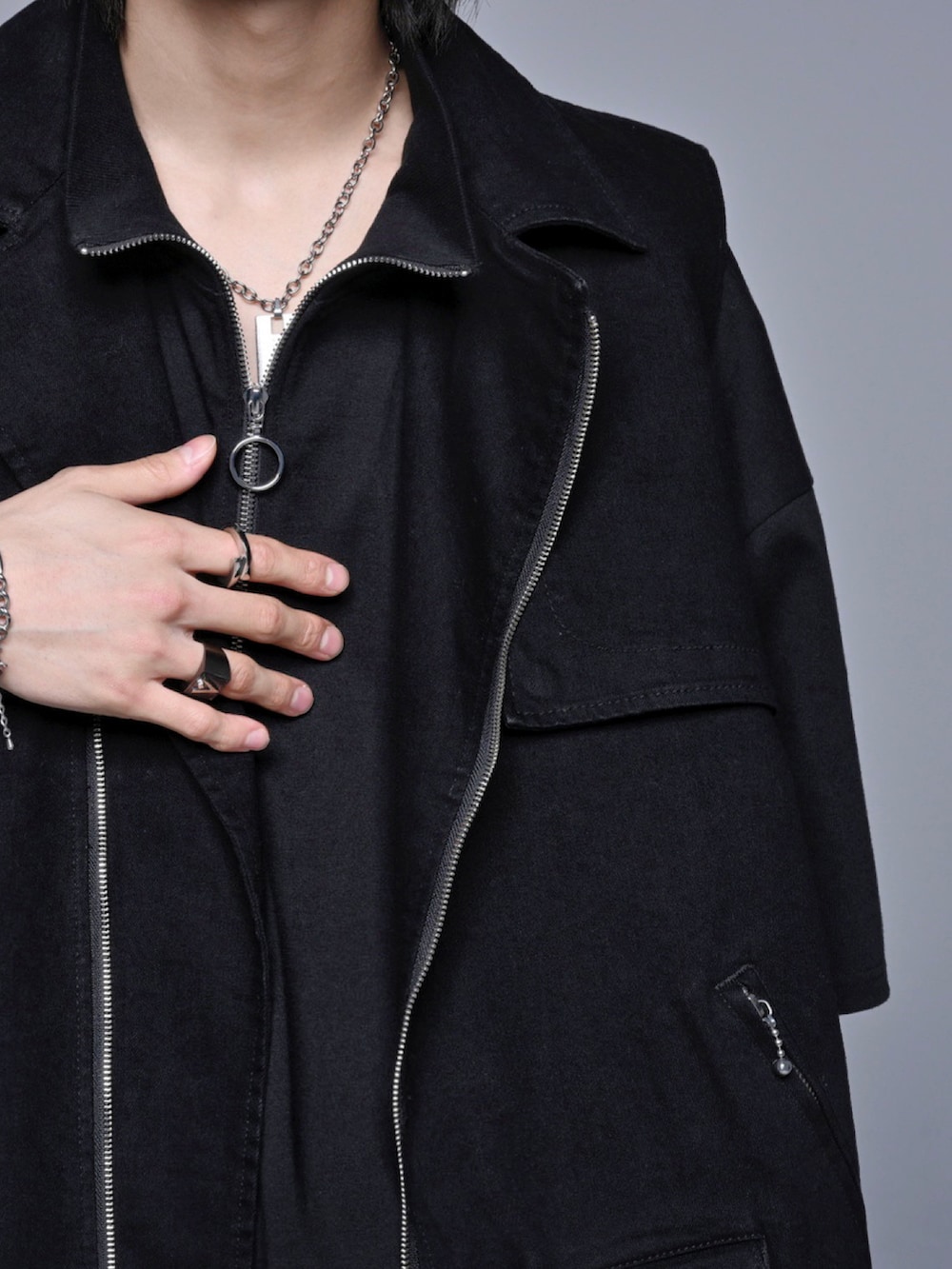 ブラック系のその他パンツ、ブラック系のブーツ、ブラック系のTシャツ/カットソーを着用したメンズの春コーディネートの5枚目の写真