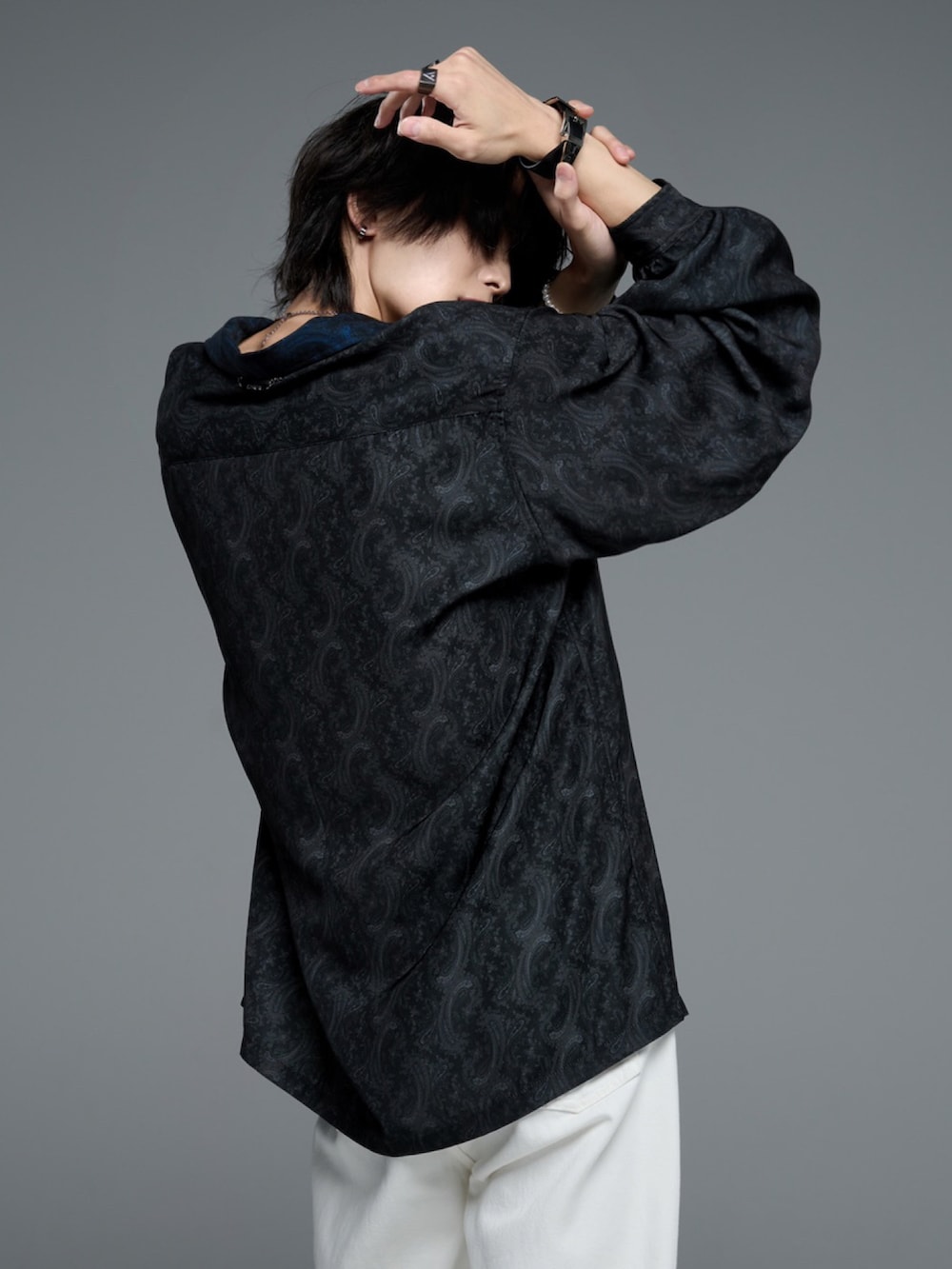 ホワイト系のデニムパンツ、ブラック系のブーツ、ブラック系のシャツ/ブラウスを着用したメンズの秋コーディネートの3枚目の写真