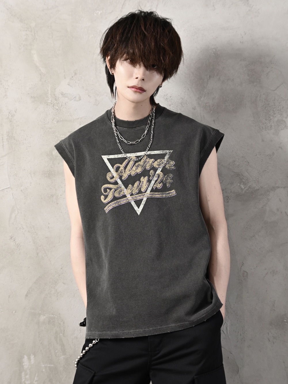 ブラック系のTシャツ/カットソー、ブラック系のカーゴパンツ、ホワイト系のスニーカーを着用したメンズの夏コーディネートの2枚目の写真