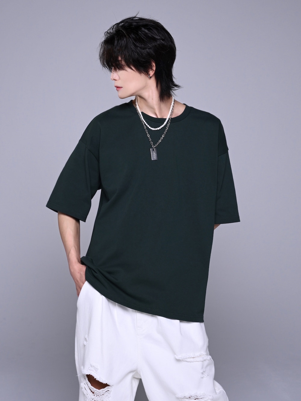 グリーン系のTシャツ/カットソー、ホワイト系のデニムパンツ、ホワイト系のスニーカーを着用したメンズの夏コーディネートの2枚目の写真