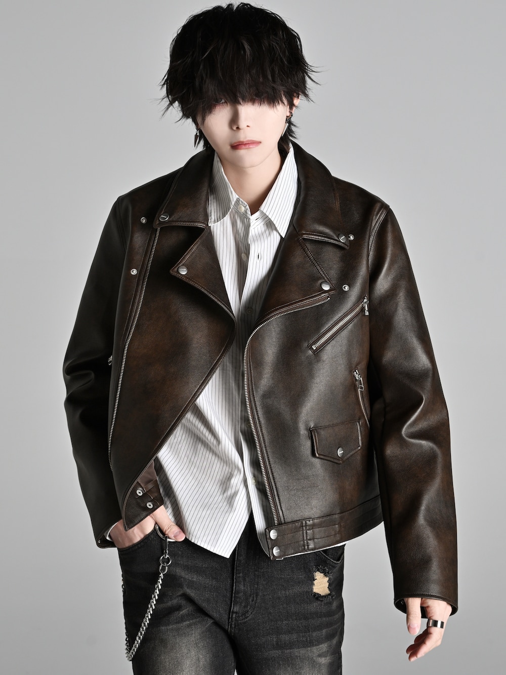 ブラウン系のブルゾン、ブラック系のローファー、ブラック系のデニムパンツを着用したメンズの冬コーディネートの4枚目の写真