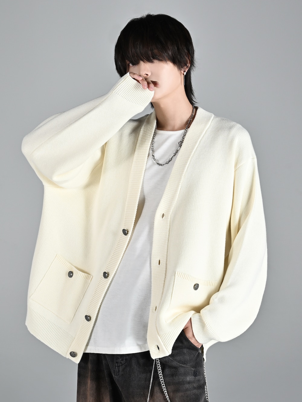 グレー系のタンクトップ、ブラック系のローファー、ホワイト系のカーディガン/ボレロを着用したメンズの秋コーディネートの2枚目の写真