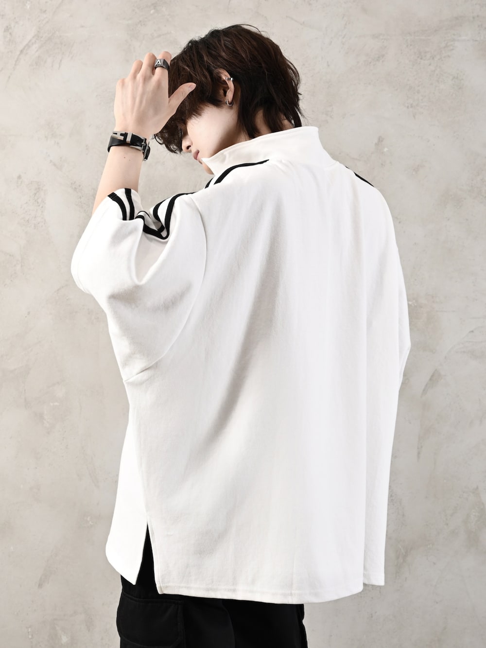 ブラック系のショルダーバッグ、ホワイト系のTシャツ/カットソー、ブラック系のサンダルを着用したメンズの春コーディネートの5枚目の写真