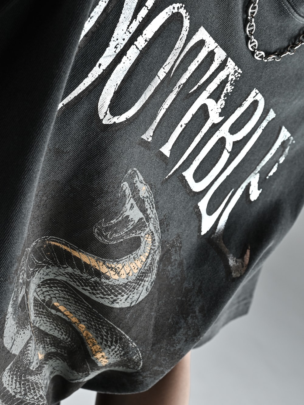 ブラック系のその他パンツ、ブラック系のブーツ、グレー系のTシャツ/カットソーを着用したメンズの夏コーディネートの3枚目の写真