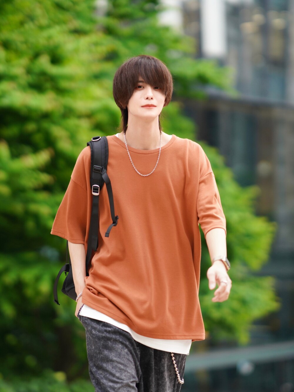 ブラック系のデニムパンツ、ホワイト系のタンクトップ、ブラック系のサンダルを着用したメンズの春コーディネートの3枚目の写真