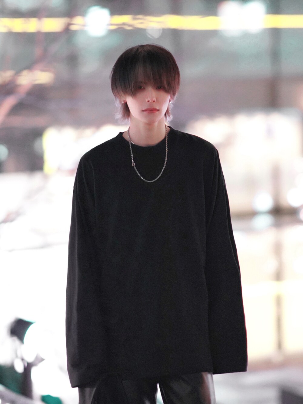 ブラック系のブルゾン、ブラック系のその他パンツ、ブラック系のTシャツ/カットソーを着用したメンズの冬コーディネートの5枚目の写真