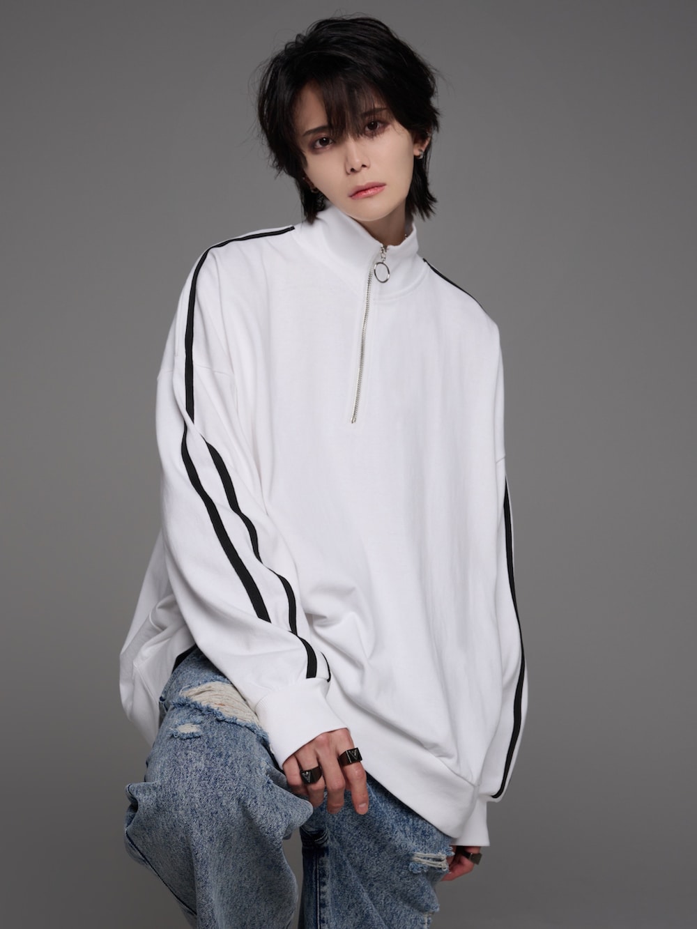 ブルー系のデニムパンツ、ホワイト系のスニーカー、ホワイト系のTシャツ/カットソーを着用したメンズの秋コーディネートの5枚目の写真