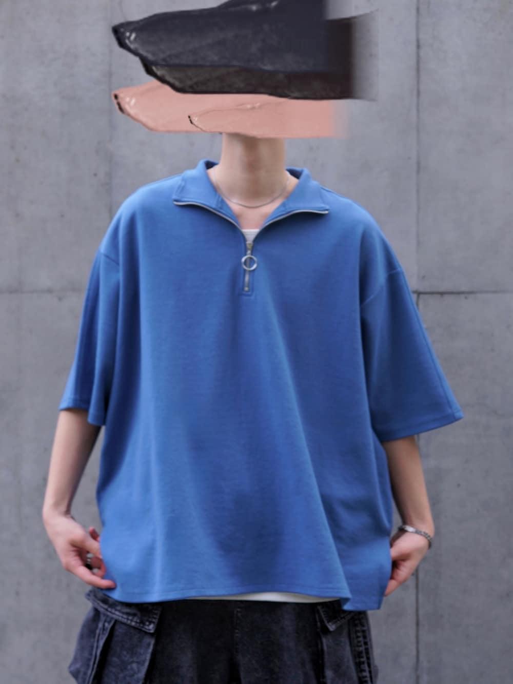 ブラック系のカーゴパンツ、ホワイト系のスニーカー、ブラック系のボディバッグ/ウエストポーチを着用したメンズの春コーディネートの2枚目の写真