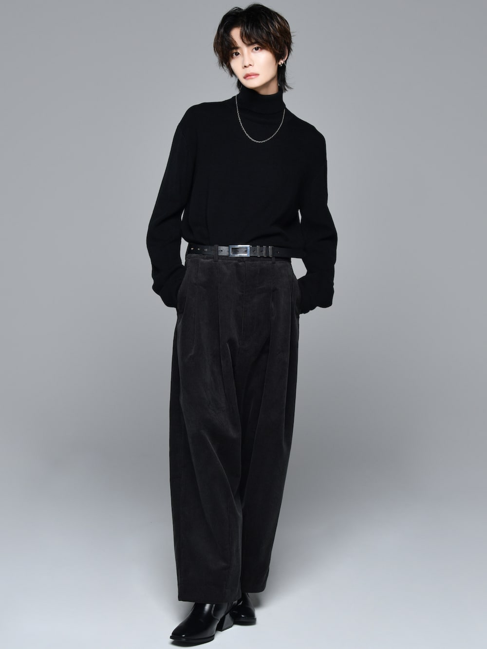 ブラック系のブーツ、ブラック系のテーラードジャケット、ブラック系のその他パンツを着用したメンズの秋コーディネートの2枚目の写真