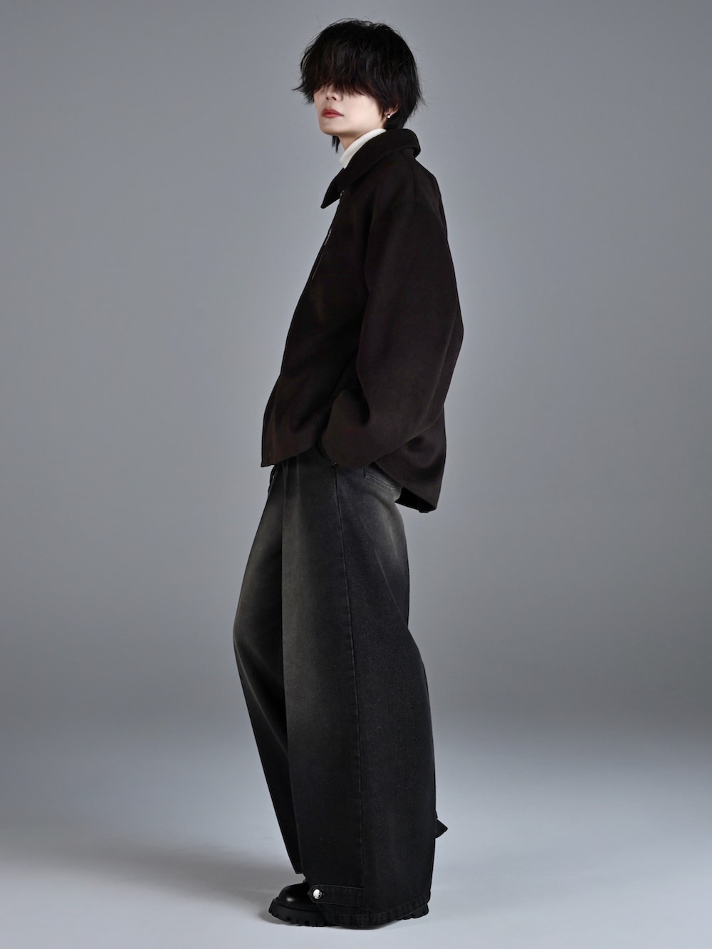 ブラック系のその他パンツ、ブラック系のブーツ、ホワイト系のニット/セーターを着用したメンズの秋コーディネートの2枚目の写真