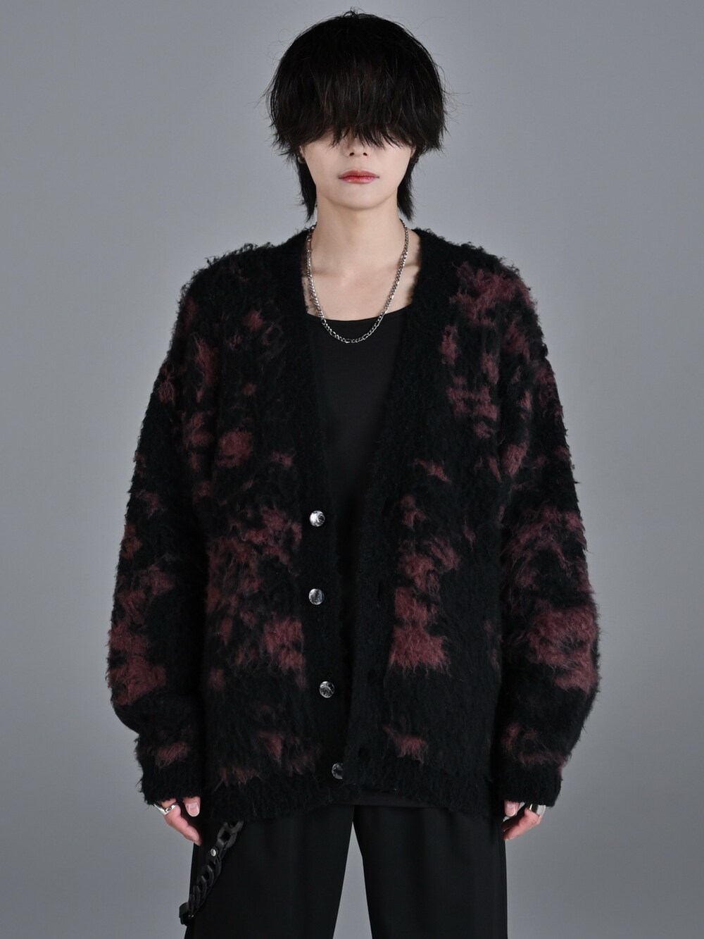 ブラック系のタンクトップ、ブラック系のスラックス、ホワイト系のスニーカーを着用したメンズの秋コーディネートの4枚目の写真